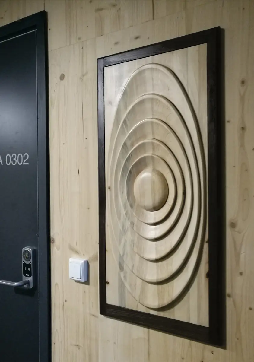 Trerelieff med organsiske, myke, runde former. 