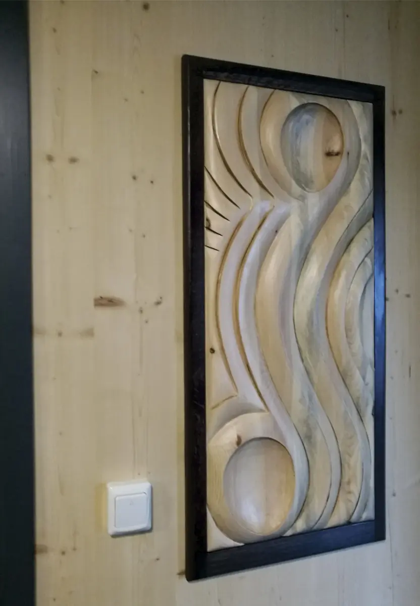 Trerelieff med organsiske, myke, runde former. 