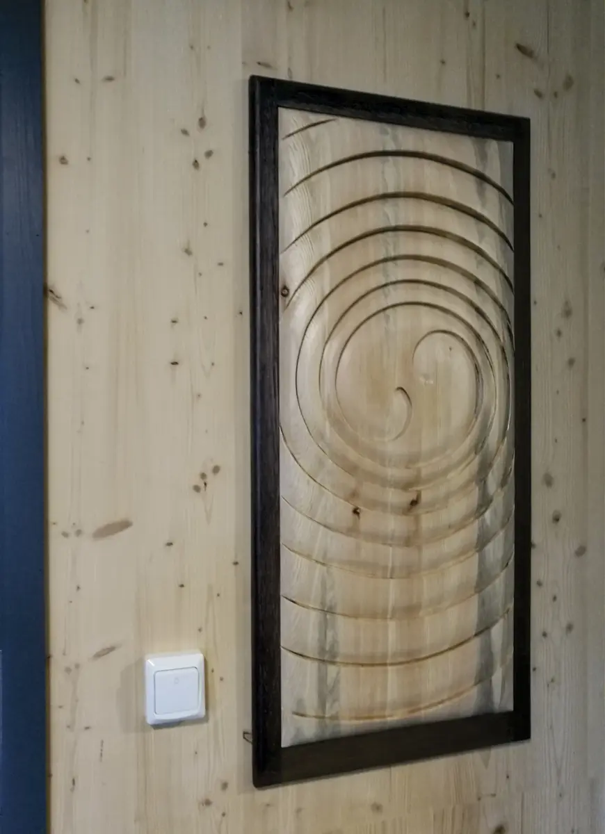 Trerelieff med organsiske, myke, runde former. 