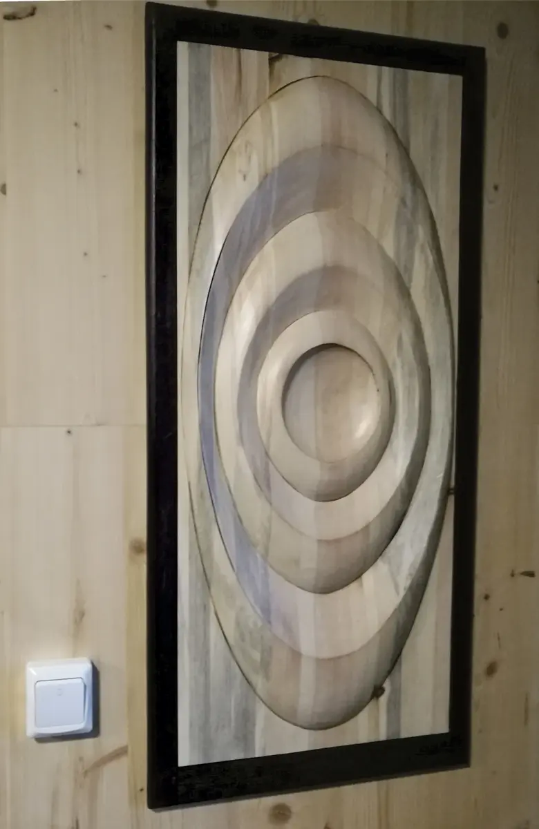 Trerelieff med organsiske, myke, runde former. 