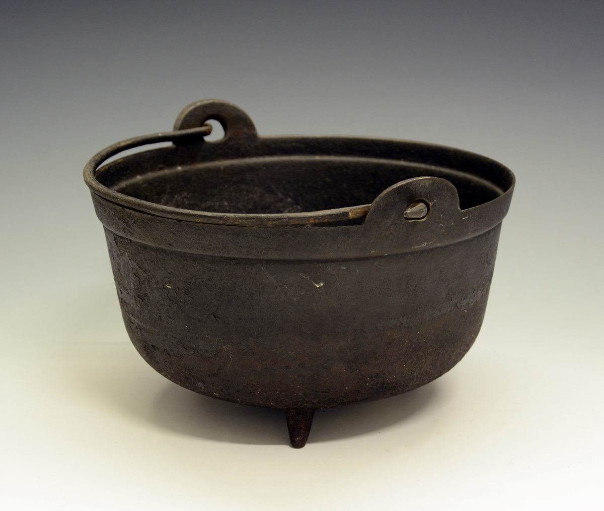 Gryte til bruk i grue/skorstein. Tre føtter og hank.