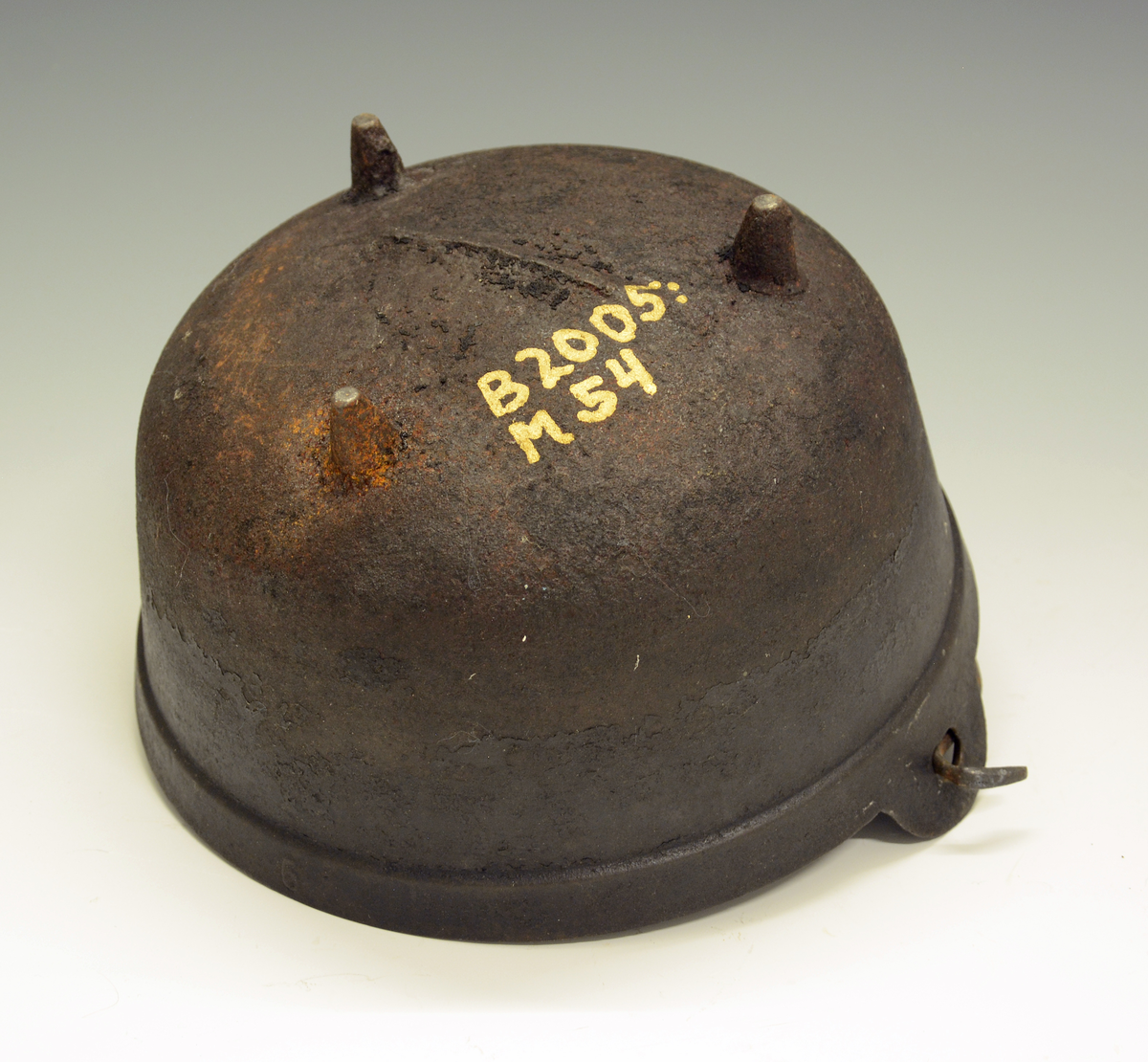 Gryte til bruk i grue/skorstein. Tre føtter og hank.