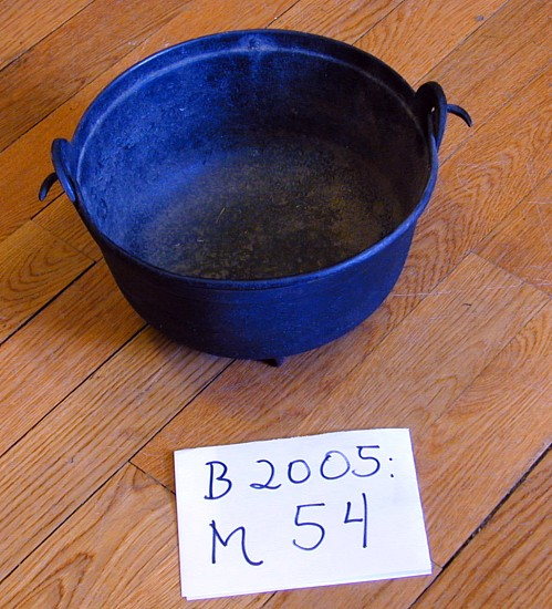 Gryte til bruk i grue/skorstein. Tre føtter og hank.