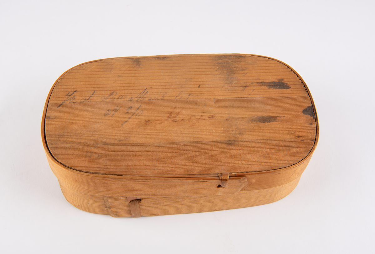 En øskje og tre gjerder til leke bondegård.