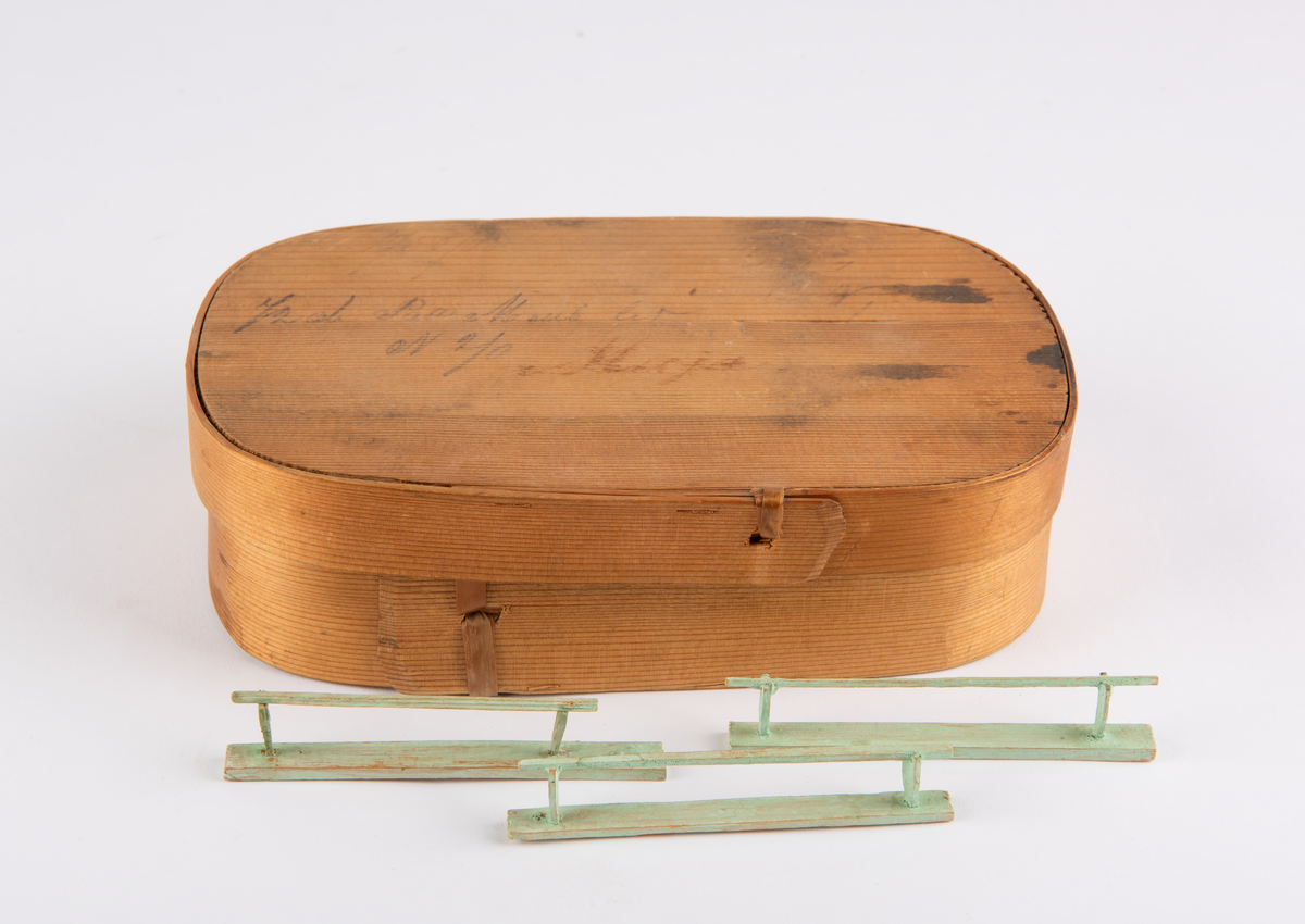 En øskje og tre gjerder til leke bondegård.