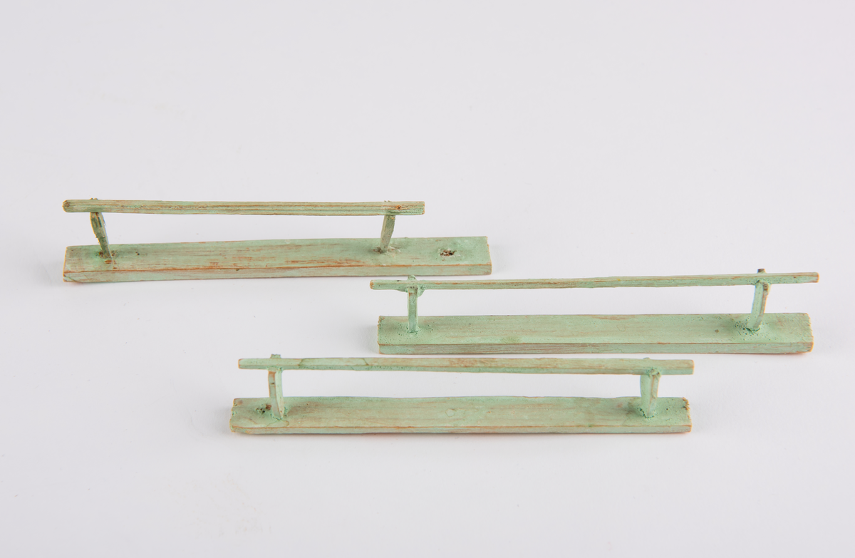 En øskje og tre gjerder til leke bondegård.