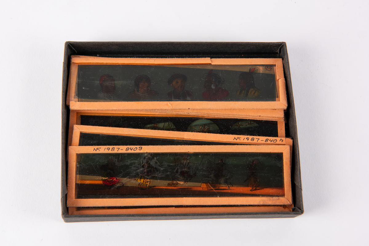 Lysbildefremviser i flere deler med parafinlampe. 12 glassplater med forskjelliger motiver i lysebrune rammer hører til.