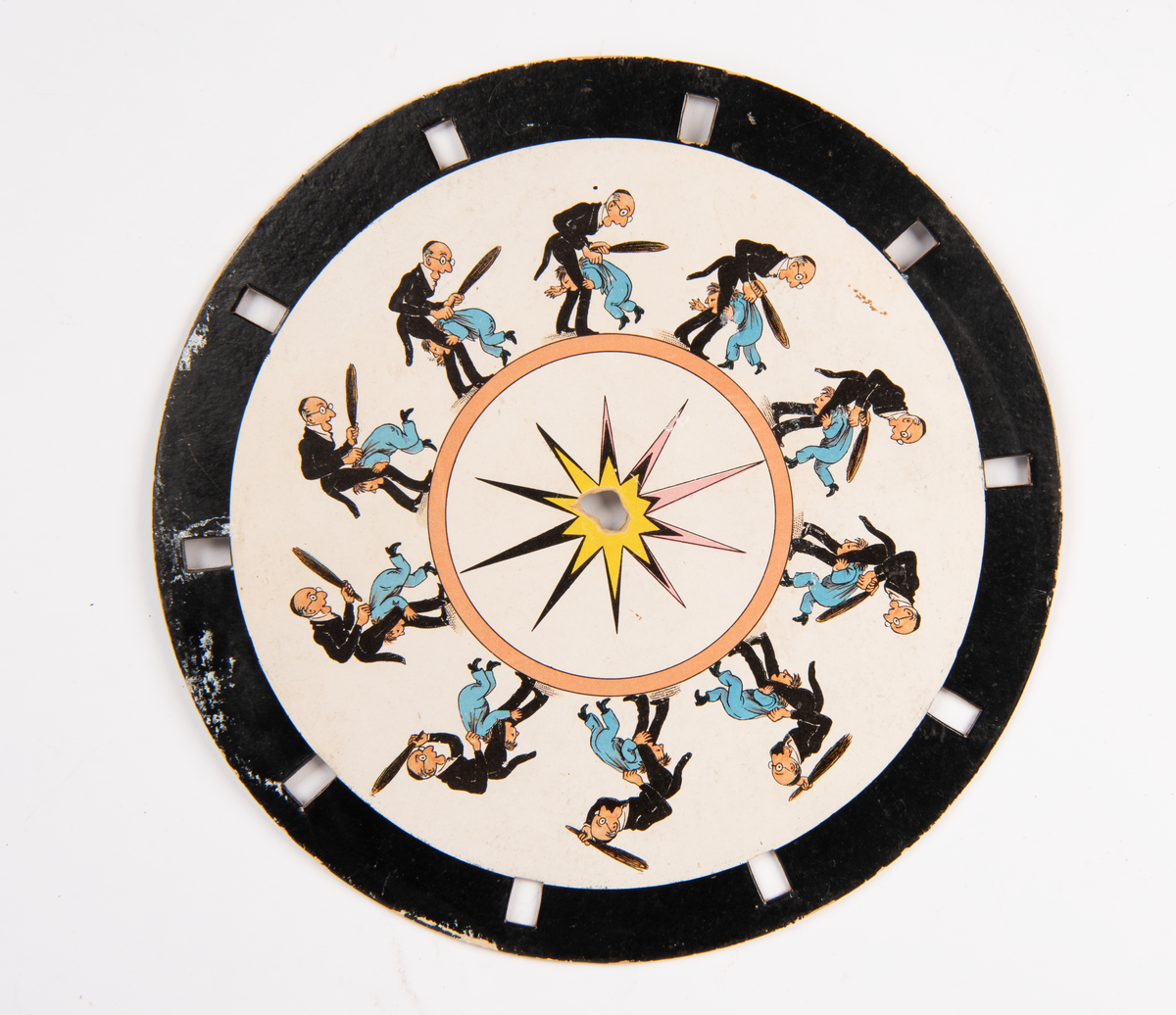 Sju plater til fenakistoskop. En plate er forside og en blank plate kan være baksiden. Det er fem plater med film. Motiv på både frem og bakside av platene.