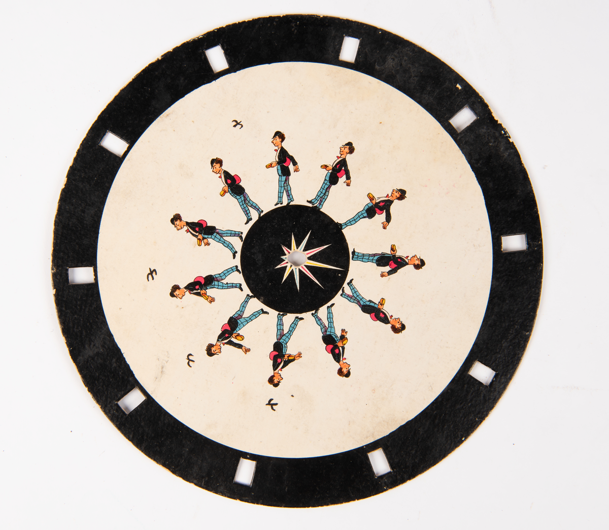 Sju plater til fenakistoskop. En plate er forside og en blank plate kan være baksiden. Det er fem plater med film. Motiv på både frem og bakside av platene.