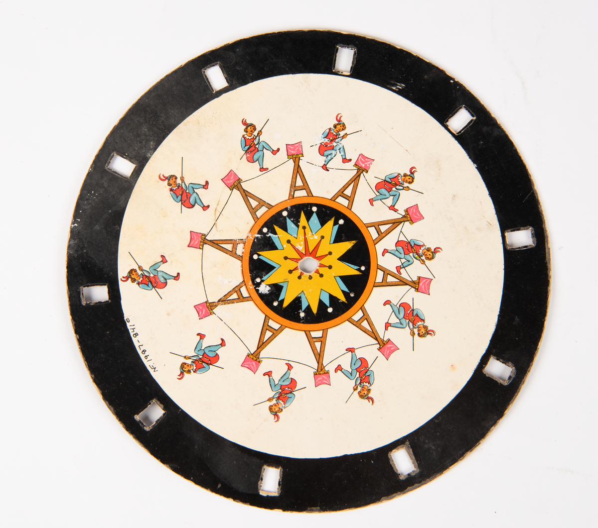 Sju plater til fenakistoskop. En plate er forside og en blank plate kan være baksiden. Det er fem plater med film. Motiv på både frem og bakside av platene.