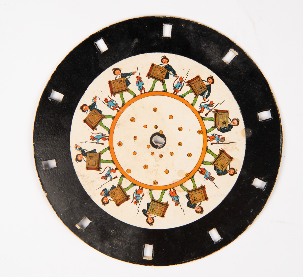 Sju plater til fenakistoskop. En plate er forside og en blank plate kan være baksiden. Det er fem plater med film. Motiv på både frem og bakside av platene.