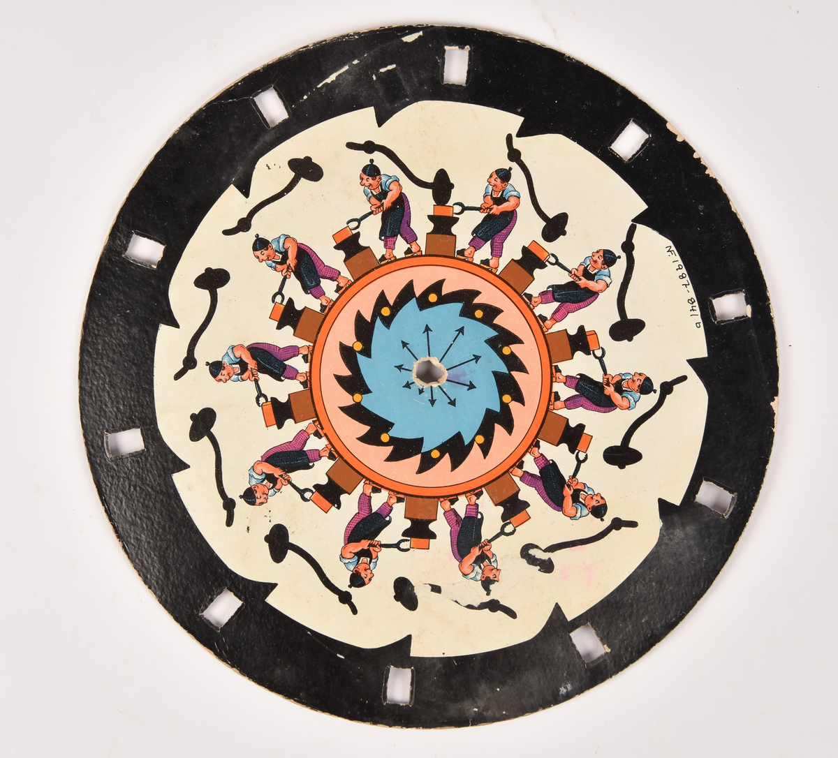 Sju plater til fenakistoskop. En plate er forside og en blank plate kan være baksiden. Det er fem plater med film. Motiv på både frem og bakside av platene.