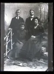 En mann, en kvinne, en gutt og en jente (familiebilde?).