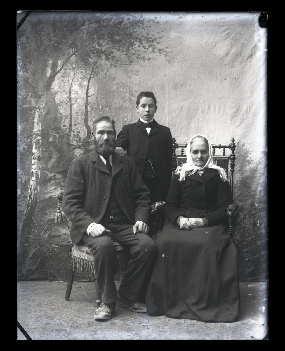 En eldre mann, en eldre kvinne og en gutt.