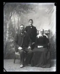 En eldre mann, en eldre kvinne og en gutt.