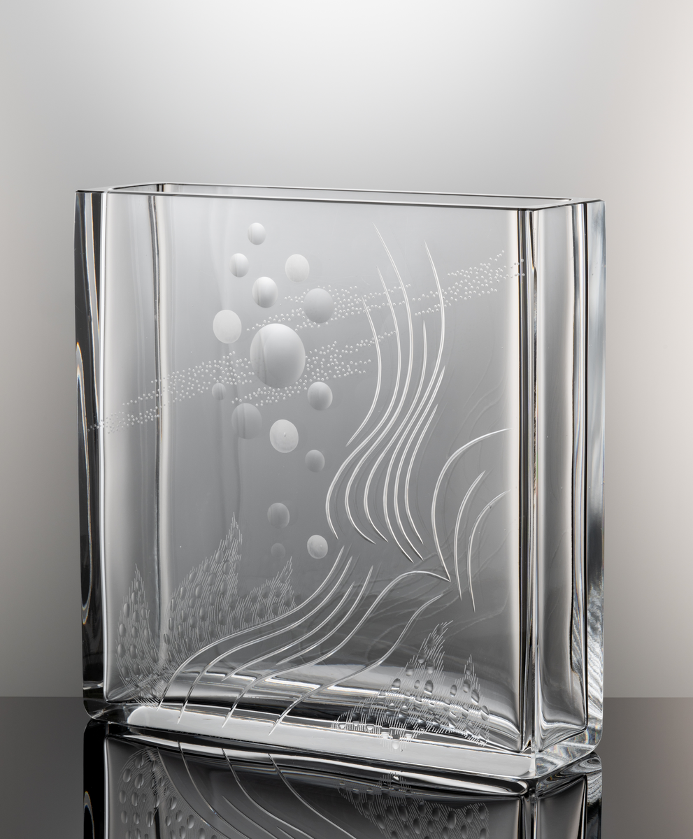 Formgivare: Olle Alberius. Vas, Expo. Rektangulär, tjockväggig vas med graverad abstrakt dekor i form av kulor, linje- och prickmönster.