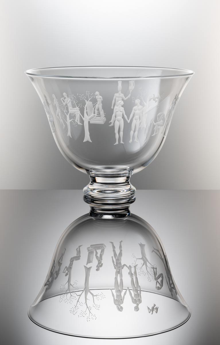 "Wallenberg-skålen" Formgivare: Olle Alberius. Skål, klockformad med rund låg fot. Graverad med figurmotiv runt livet, föreställande människor, träd och en duva. Bakgrund: 1982 instiftades i USA en utmärkelse till minne av Raoul Wallenbergs insatser mot judeförföljelserna under andra världskriget. Denna hedersgåva är tänkt som en årlig utmärkelse för speciella insatser av humanitär karaktär.