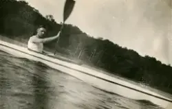 Vi ser hur Åke Börjesson paddlar sig fram.
Oklart när fotogr