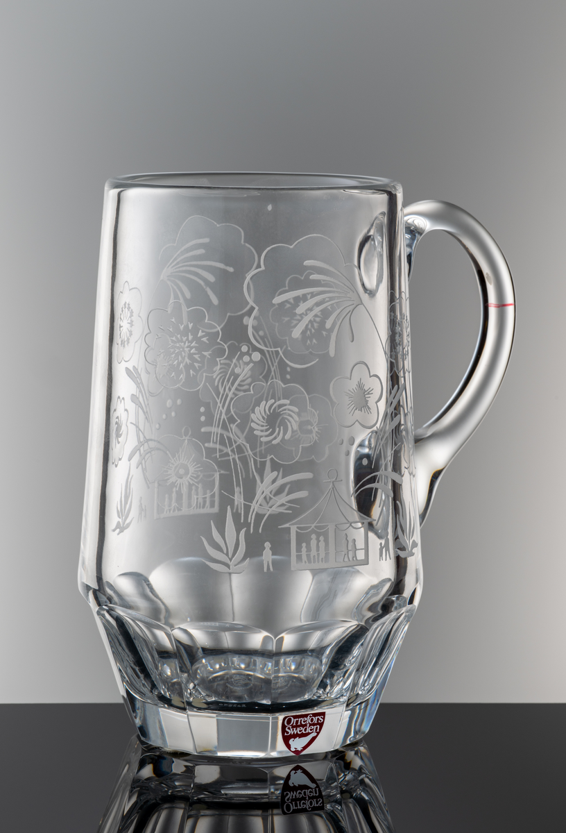 Sejdel, samlarobjekt. Balusterformad kupa med fasettslipad bas och påklippt hänkel.
Graverad (etsad?) dekor.
Formgivare: Olle Alberius.