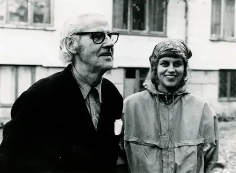 Christina Lernbrink står bredvid en granne. 

Osäkert när fotografiet är taget.