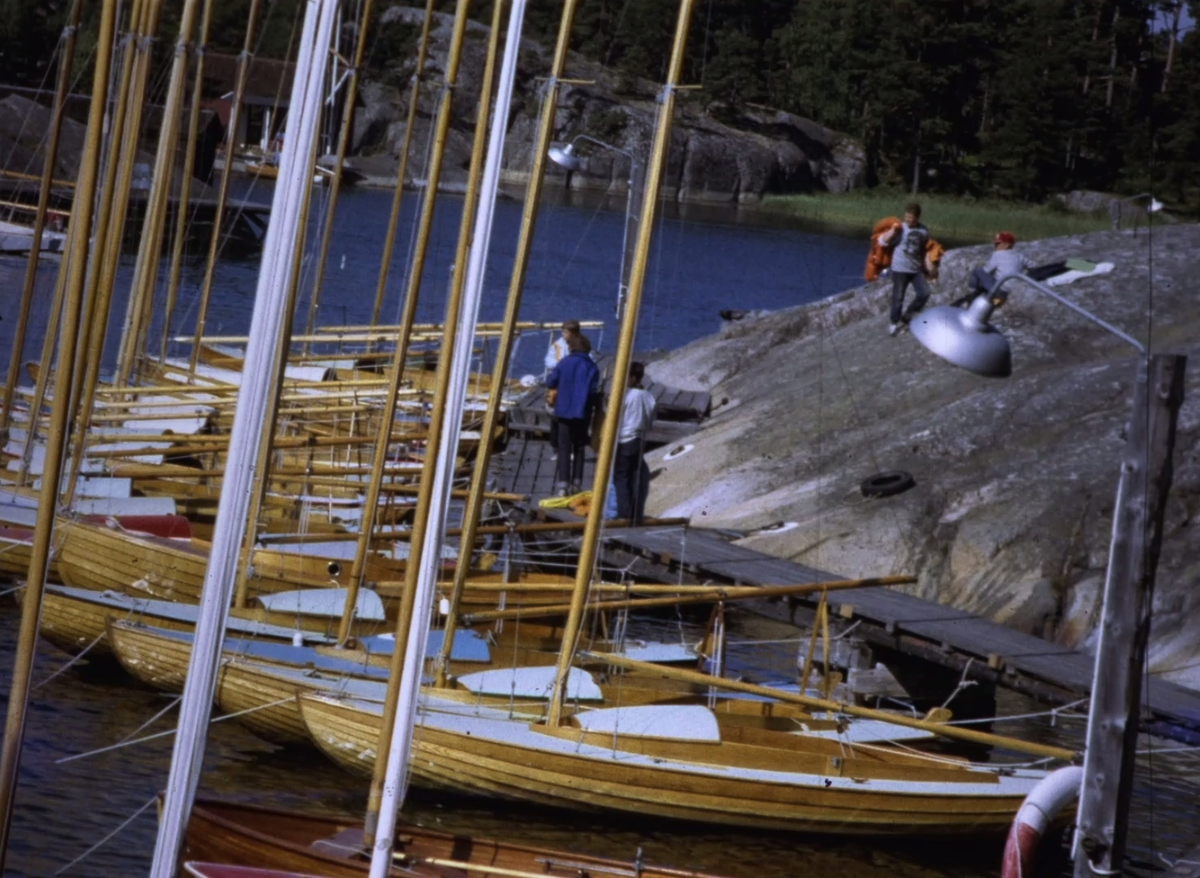 Film ur Knud H. Reimers personarkiv från ett seglarläger för Kungliga Svenska Segel Sällskapets juniorer på ön Lökholmen i Stockholms skärgård.

Barn och vuxna anländer till ön med packning och gör sig hemmastadda i baracker. Optimistjollar och tvåmansjollar ligger förtöjda vid en brygga. Mat och dryck intas utomhus. En kort scen följer med två tvåmansjollar seglandes bredvid en sjömack innan filmen återvänder till seglarlägret. Barnen gör sig redo att börja dagens aktiviteter och har tagit med sig flytvästar och regnställ ner till där båtarna ligger förtöjda. En instruktör föreläser för barnen som sitter med texthäften bland annat innehållandes sjökort. Det är sedan dags för segling. Ett omfång av jollar filmas, bland annat en tvåmansjolle som har stött på problem och som måste ösas efter att troligtvis ha kapsejsat. Efter seglingen förtöjs jollarna igen. Segel packas ner i tygsäckar och båtarna borstas rena och torra. Filmen växlar sedan mellan segling och undervisning i splitsning av rep samt läsning av sjökort. Det sker även en livräddningsutbildning för både vuxna och barn. Några män i kostym samtalar med varandra varpå närbilder av en medalj från Transatlantic Race 1960 visas.
