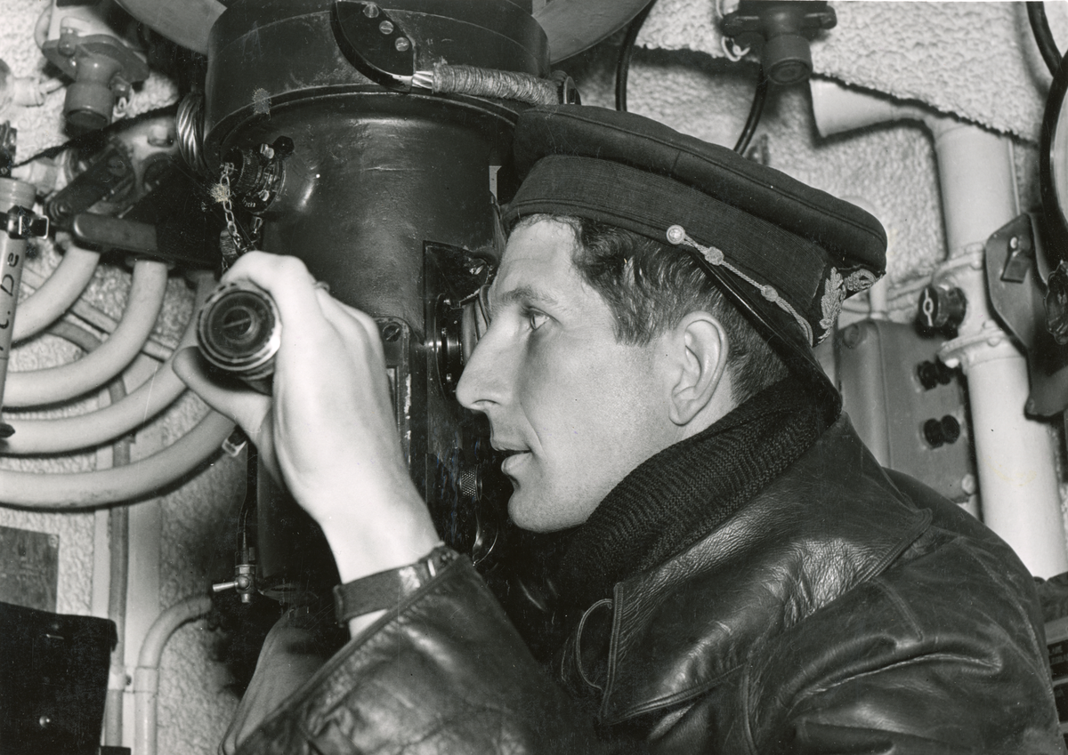 Kapten Conrad Falkenberg vid periskopet.