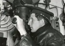 Kapten Conrad Falkenberg vid periskopet.
