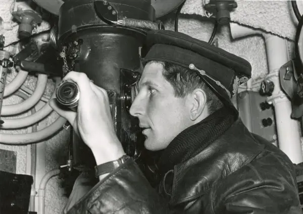 Kapten Conrad Falkenberg vid periskopet.