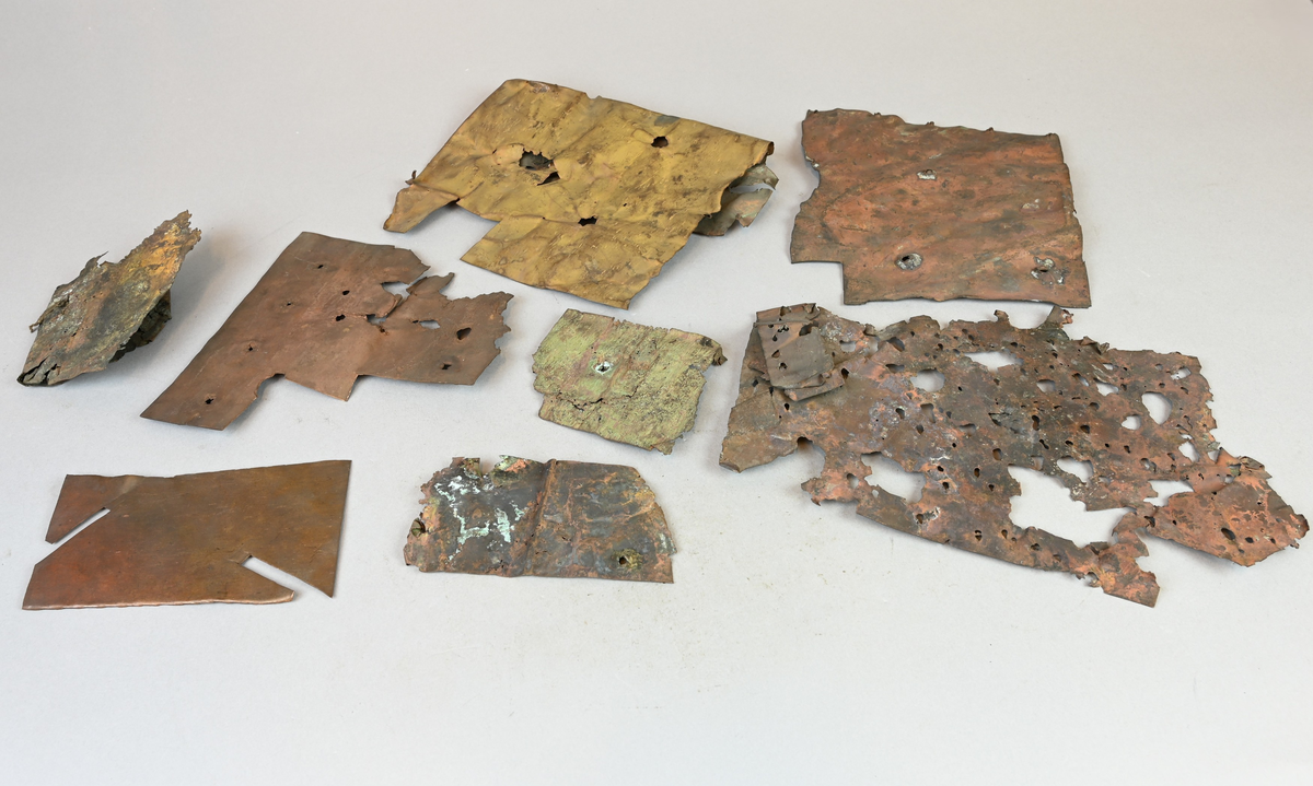 Åtta prover på kopparbleck. Två prover med text på i svart färg med notering: "...hydnings Bleck af Avesta 1831. ...? för svarta prickarna. Styckes af Wallgren för svarfvning." och "...? 1825. ...? Analys ..? Nov." Medföljande lapp och brev med notering.