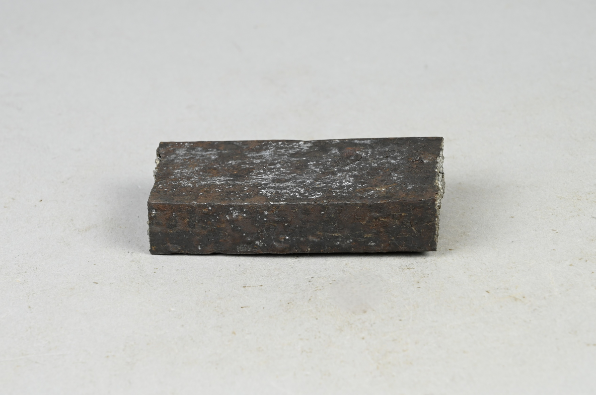 Prov på råstål som tillverkats vid Storfors i Värmland, år 1844. Tillhörande lapp med samma notering.