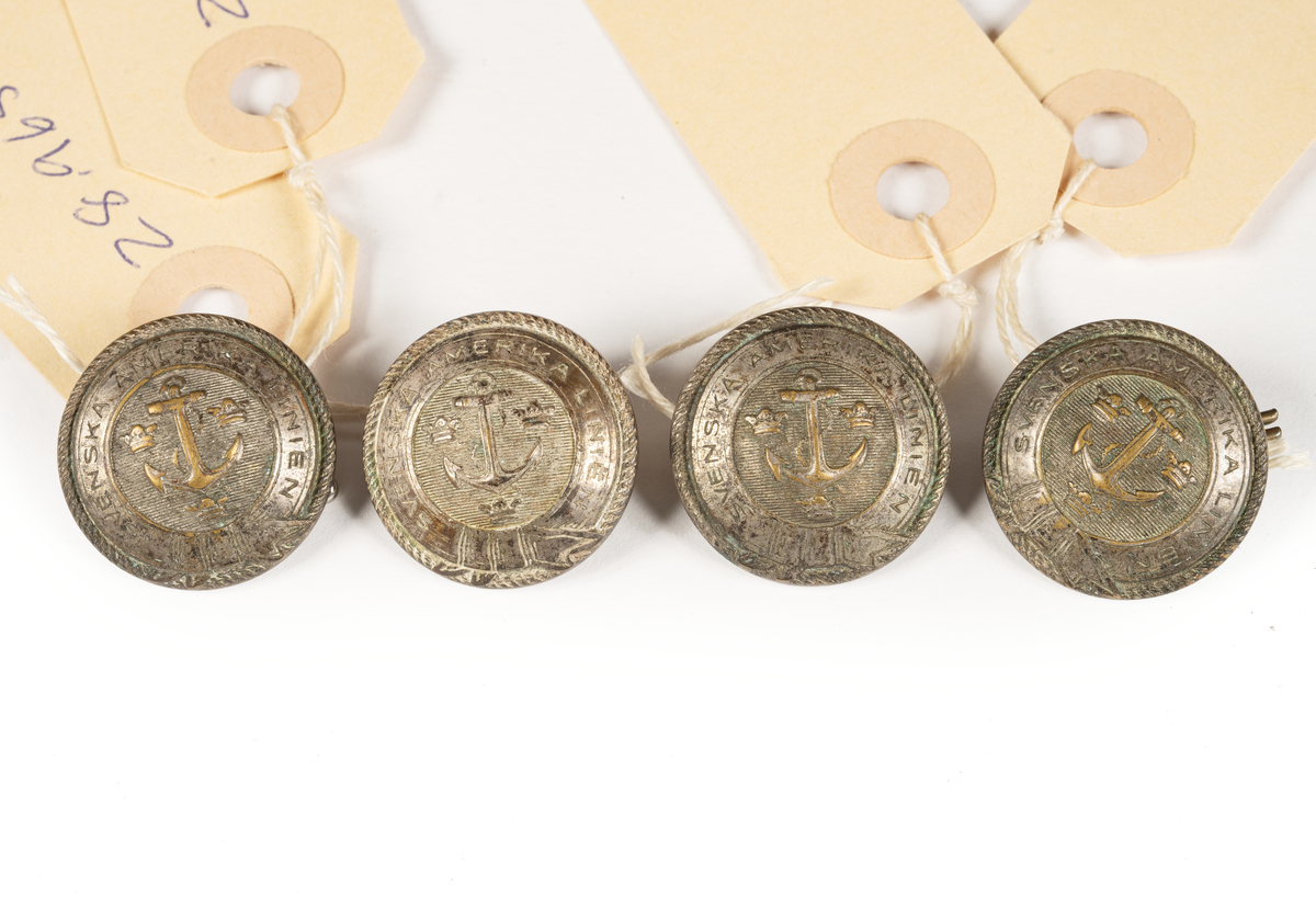 Runda, konvexa, metallknappar med präglat ankare omgivet av SAL:s emblem med tre kronor mot räfflad bakgrund, inramat av en slät bård i form av ett band med texten SVENSKA AMERIKA LINIEN, avslutas mot kanten av en repdekor.

Baksidan pålödd ögla för fästande av knappen på plagg, två hål, texten: C.C. SPORRONG & CO STOCKHOLM.