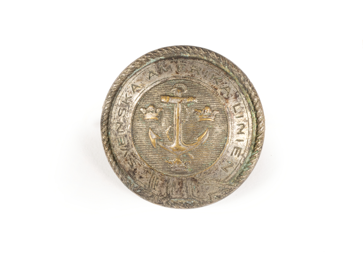 Runda, konvexa, metallknappar med präglat ankare omgivet av SAL:s emblem med tre kronor mot räfflad bakgrund, inramat av en slät bård i form av ett band med texten SVENSKA AMERIKA LINIEN, avslutas mot kanten av en repdekor.

Baksidan pålödd ögla för fästande av knappen på plagg, två hål, texten: C.C. SPORRONG & CO STOCKHOLM.