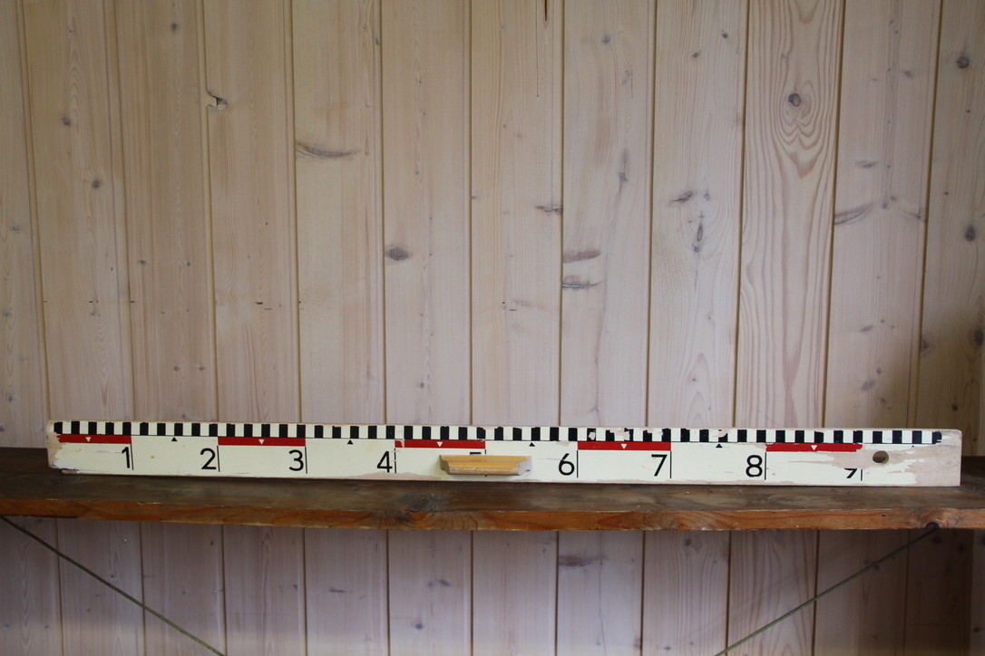 Linjalen er 1 m lang og laget av tre