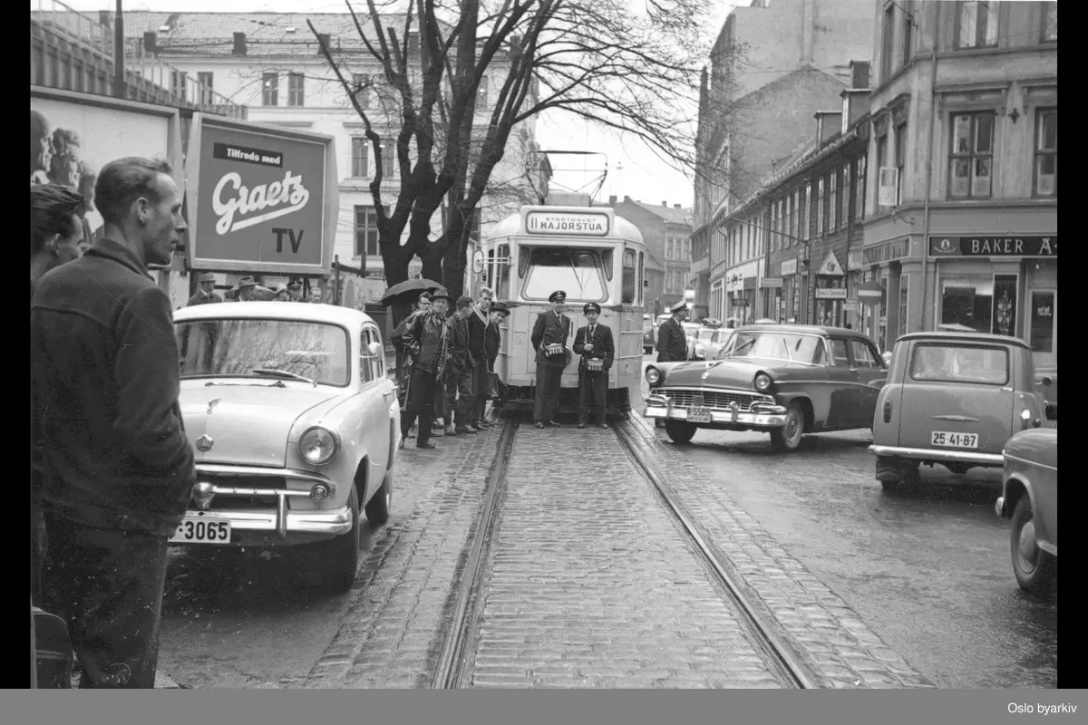 Oslo Sporveier. Trikken - en Høkavogn - venter på fjerning av feilparkert bil i Kristian Augusts gate, i krysset mot Universitetsgata.