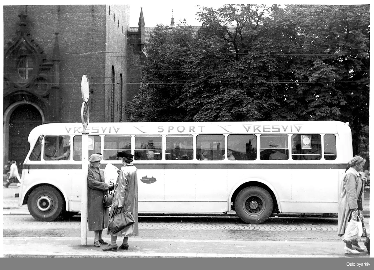 Oslo Sporveiers buss, Arvika/Scania foran Domkirken