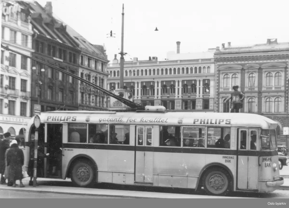 Vickers trolleybuss på stoppestedet på Stortorvet. Bygårdene før Kredittkassens nybygg.