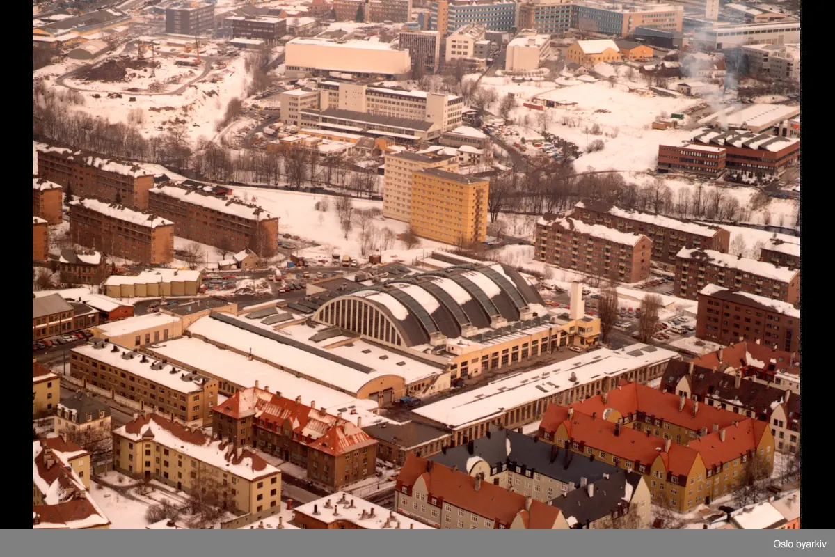 Bussgarasjen på Bjølsen. Akerselva og Heftyeløkka i bakgrunnen. (Flyfoto)