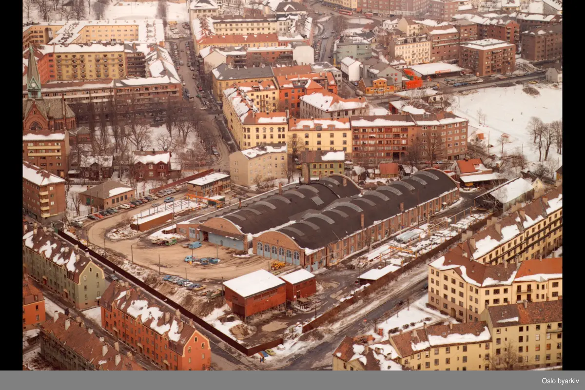 Thurmanns gate, Stockfleths gate, Dannevigsveien, Grimstadgata, Arendalsgata, Maridalsveien. Trikkestallene på Sagene. Sagene kirke. (Flyfoto)