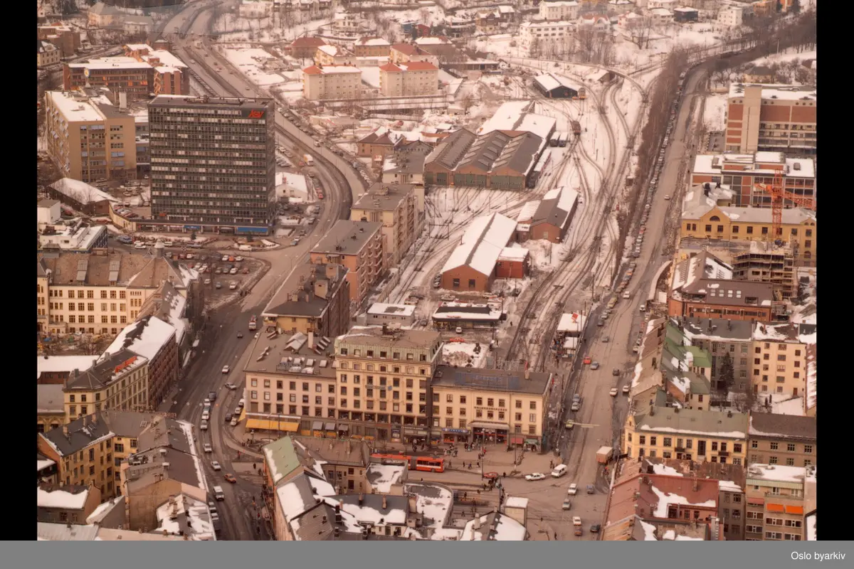 Kirkeveien, Slemdalsveien, Valkyriegata, Sørkedalsveien, Bogstadveien, Essendrops gate. Majorstuhuset. Majorstuen stasjon. Vognhaller og verksteder for T-banen. Majorstua skole. Politihøgskolen. Chateau Neuf. Philips-bygget. Volvat i bakgrunnen. (Flyfoto)