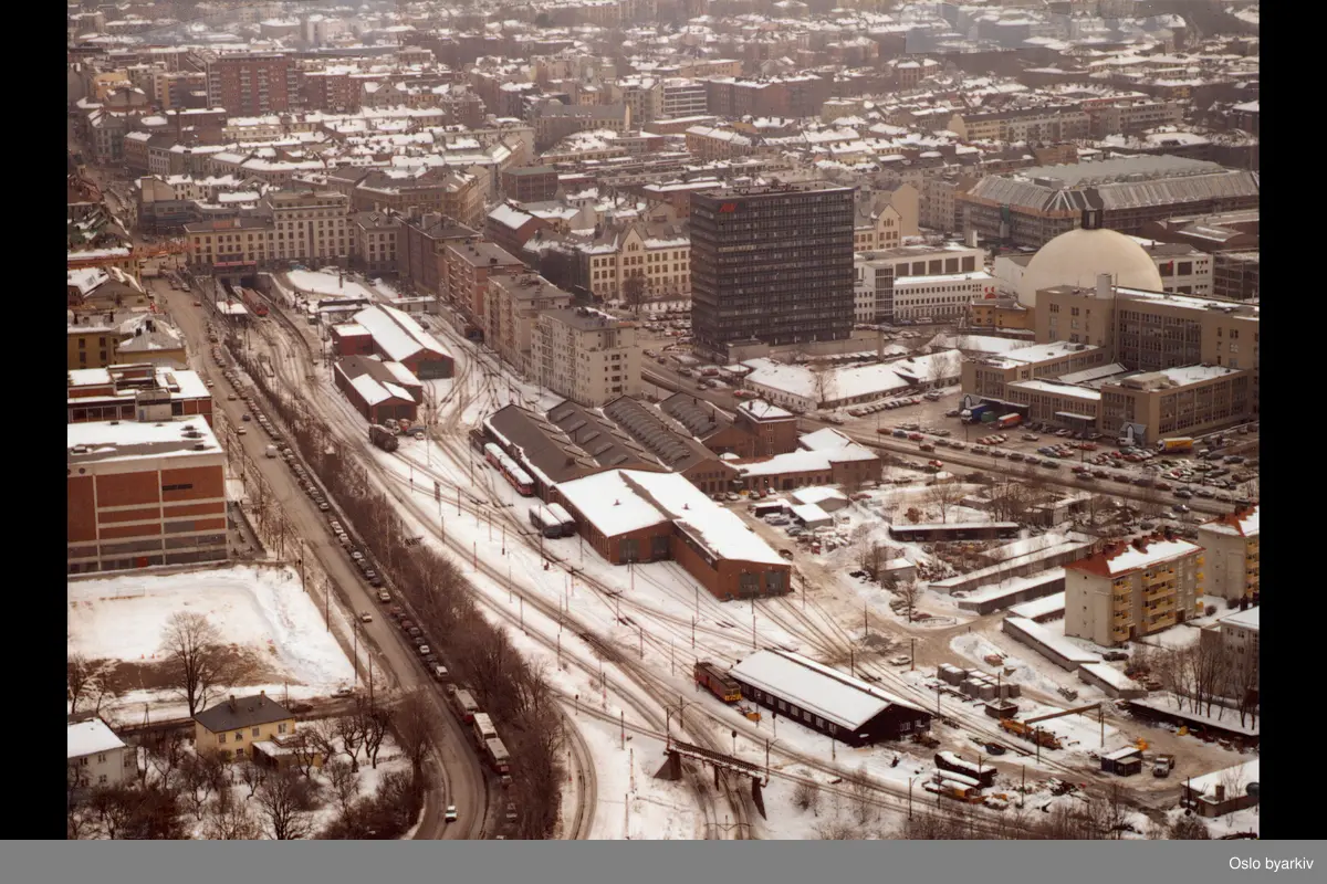 Slemdalsveien, Valkyriegata, Sørkedalsveien. Majorstuhuset. Majorstuen stasjon. Majorstua skole. Chateau Neuf. Colosseum kino. Philips-bygget. (Flyfoto)
