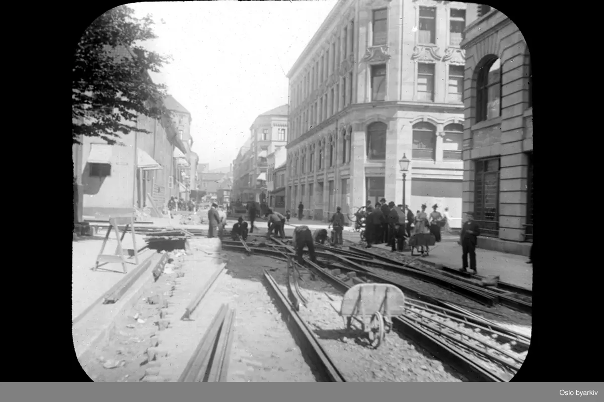 Arbeid med å montere skinner i krysset Dronningens gate/Tollbugata.
