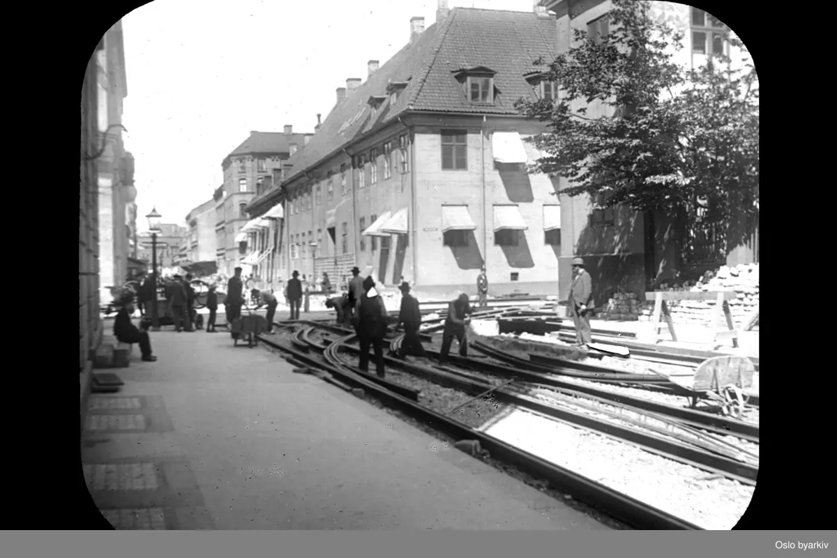 Arbeid med å montere skinner i krysset Dronningens gate/Tollbugata.