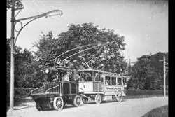 Bilde av en av de første Trikk, med flere passasjerer og Tri