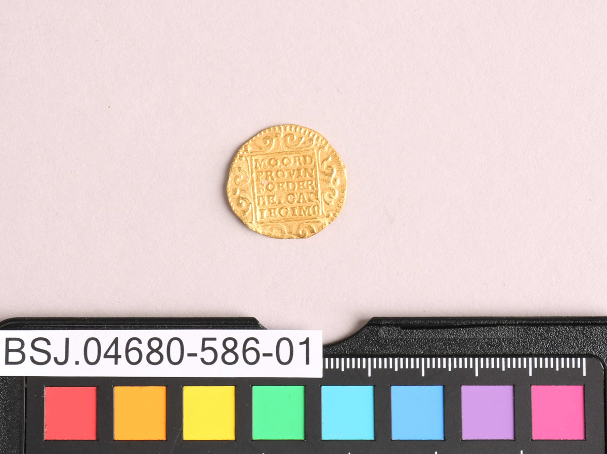 Stående ridder i full rusting som holder et sverd og en bunt med piler. Pilene symboliserer foreningen av de nordlige provisnen, som danner grunnlaget for Utrechtunionen i 1559