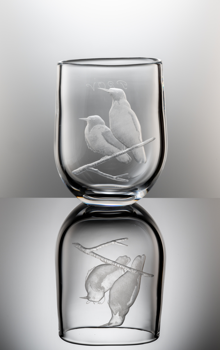 Formgivare: Olle Alberius. Vas med oval plattad form och indragen rundad bas. Graverad med två fåglar sittandes på en gren.
Gravör, (troligen) Ljupco Kocovski, verksam vid bruket 1978-80.