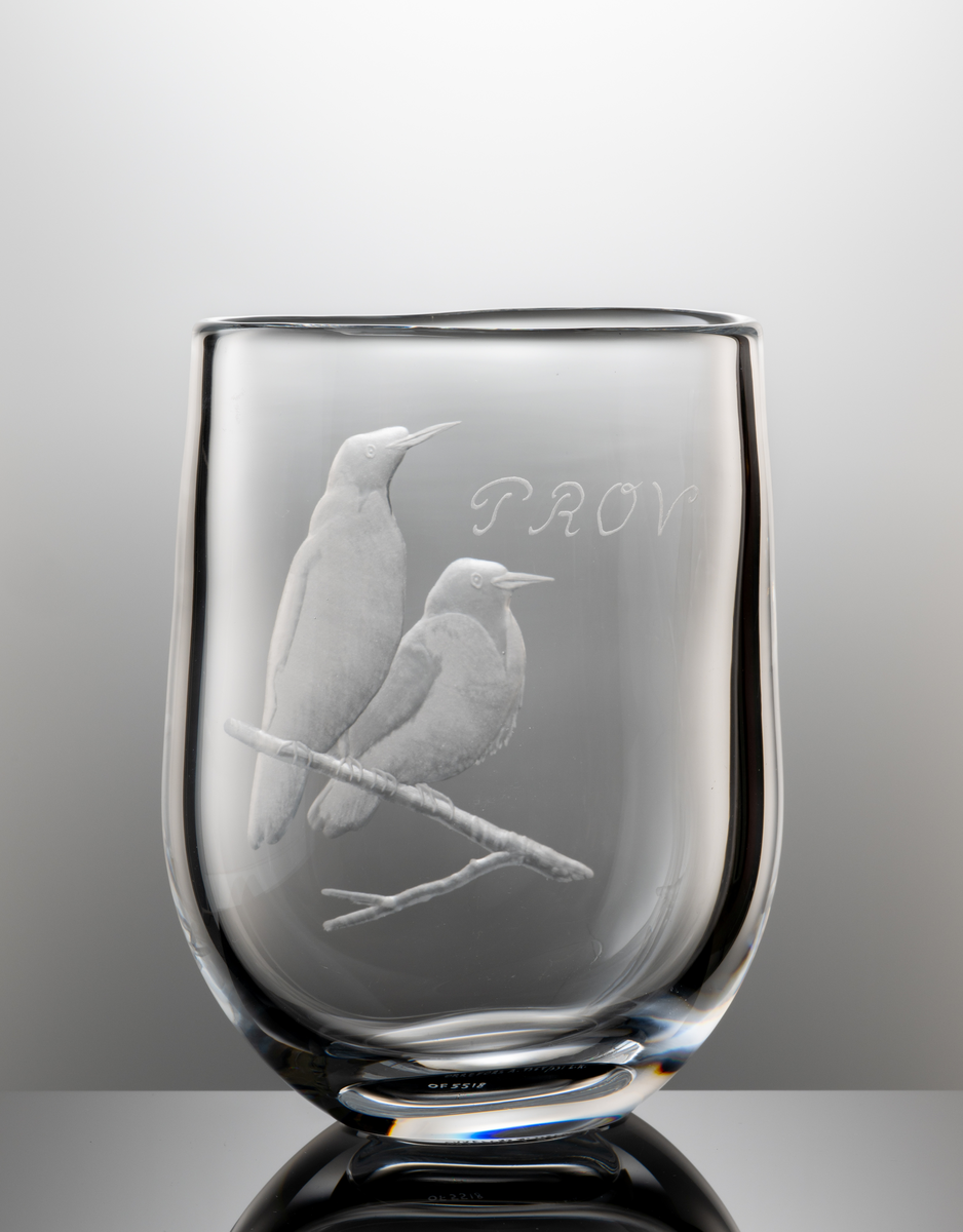 Formgivare: Olle Alberius. Vas med oval plattad form och indragen rundad bas. Graverad med två fåglar sittandes på en gren.
Gravör, (troligen) Ljupco Kocovski, verksam vid bruket 1978-80.