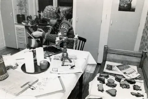 Inifrån köket på Bosgårdsgatan 5. Christina Lernbrink bakar pepparkakor och kokar knäck.
Osäkert vilket år som fotografiet är taget, men det borde vara någon gång i december, inför jul.