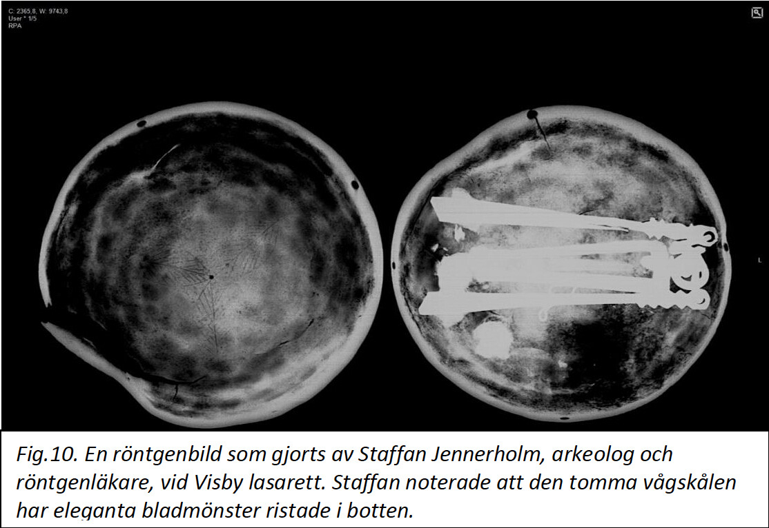 Våg i flera delar. Två vågskålar, två armar och en ögla. Mindre lösa delar. 