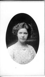 Brystbilde av ung kvinne.