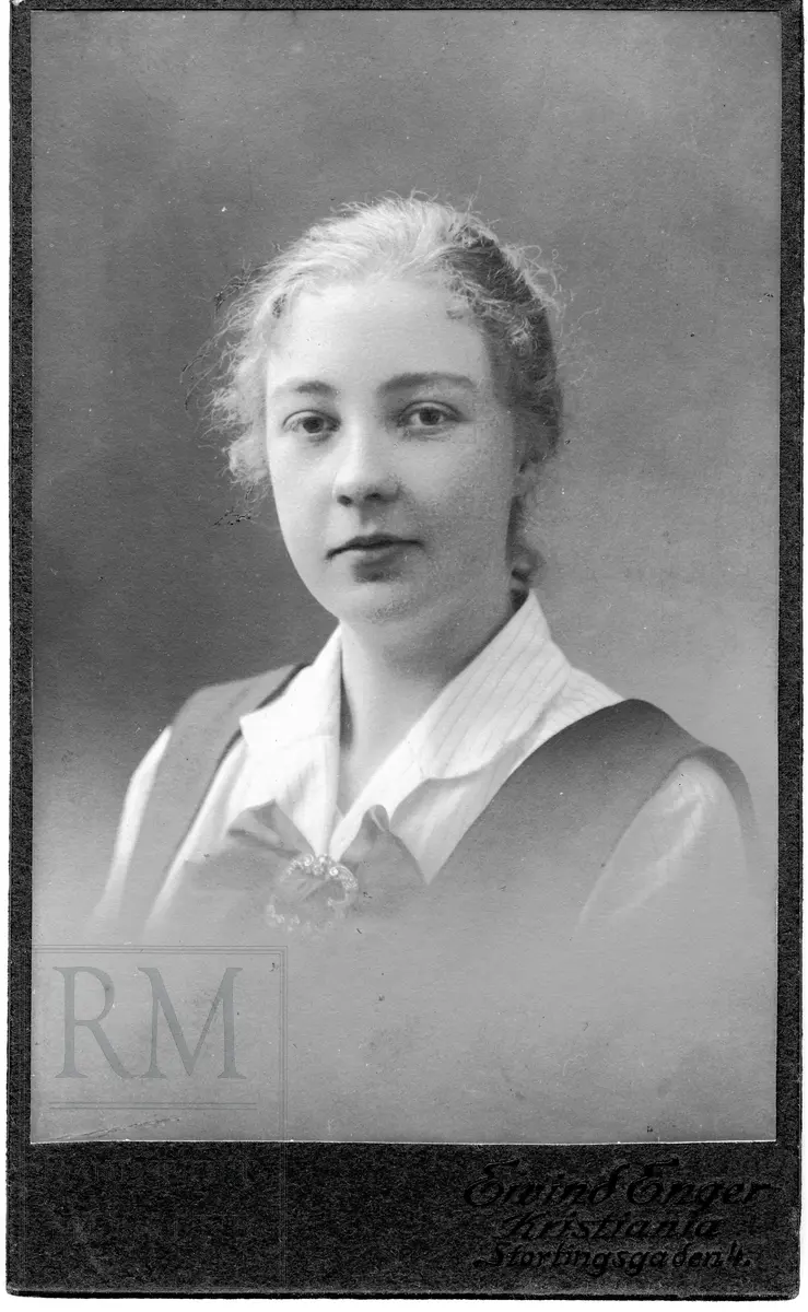 Brystbilde av ung kvinne.